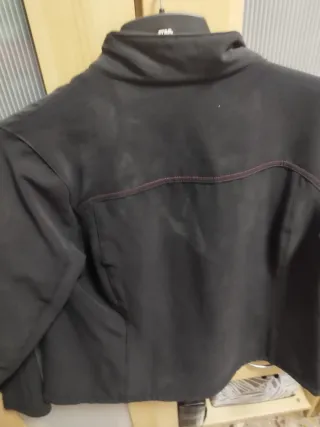 Chaqueta Quechua Negra y Rosa