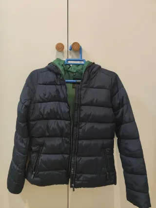 Chaqueta acolchada negra y verde