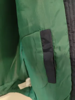 Chaqueta acolchada negra y verde