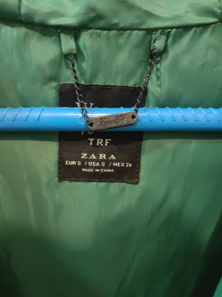 Chaqueta acolchada negra y verde