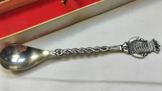 Cucharita antigua decorativa en su caja. Rusia