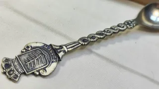 Cucharita antigua decorativa en su caja. Rusia