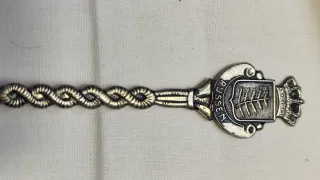 Cucharita antigua decorativa en su caja. Rusia