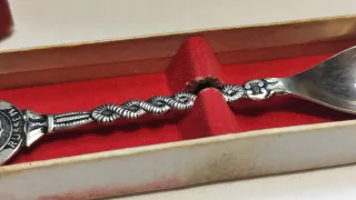 Cucharita antigua decorativa en su caja. Rusia