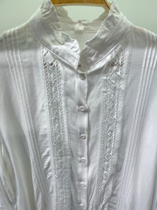 Camisa romántica blanca con encaje