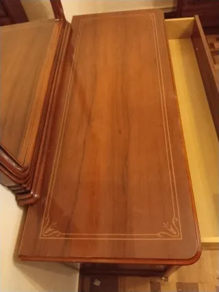 Cómoda de madera con espejo Mesillas y cabecero