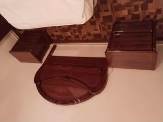 Cómoda de madera con espejo Mesillas y cabecero