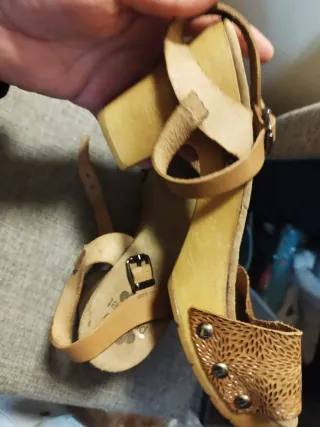 Sandalias polipiel beige y marrón