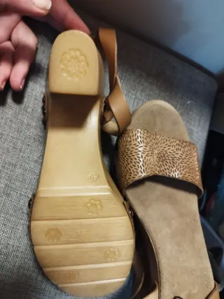 Sandalias polipiel beige y marrón