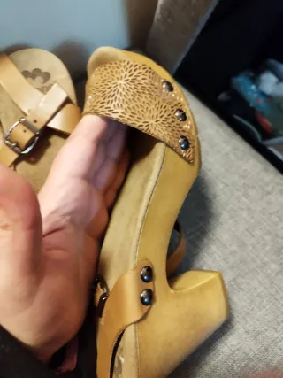 Sandalias polipiel beige y marrón