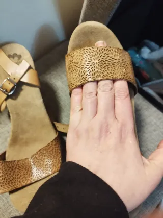 Sandalias polipiel beige y marrón