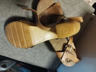 Sandalias polipiel beige y marrón