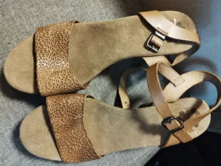 Sandalias polipiel beige y marrón