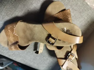 Sandalias polipiel beige y marrón