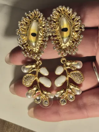 Orecchini dorati con perle e cristalli