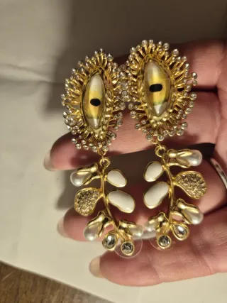 Orecchini dorati con perle e cristalli