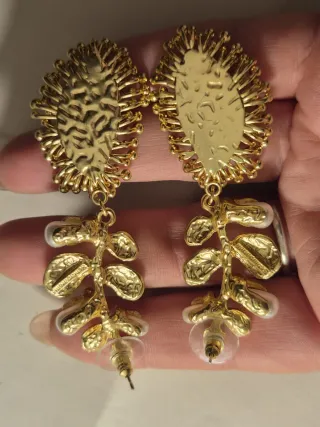 Orecchini dorati con perle e cristalli