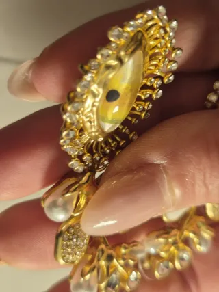 Orecchini dorati con perle e cristalli