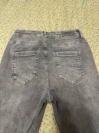 Pantalones vaqueros grises ONLY rotos
