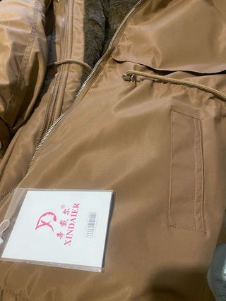 Chaqueta marrón con capucha de pelo