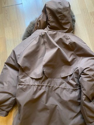 Chaqueta marrón con capucha de pelo