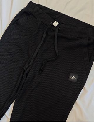 Bolsa de malla Alo y ropa deportiva Alo