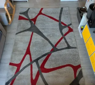 Alfombra moderna gris y roja