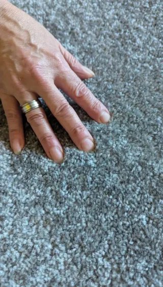 Alfombra moderna gris y roja