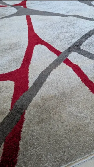 Alfombra moderna gris y roja