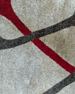 Alfombra moderna gris y roja