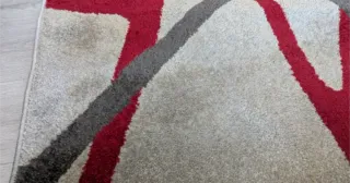 Alfombra moderna gris y roja