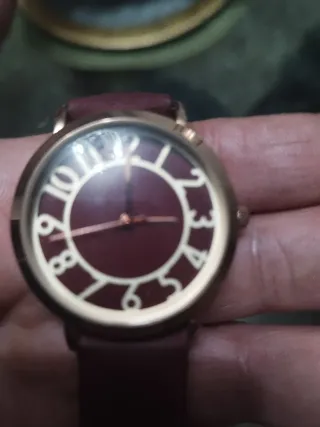 Reloj de pulsera dorado y rojo