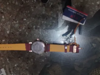 Reloj de pulsera dorado y rojo