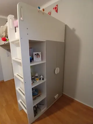 Cama alta con escritorio y cajones