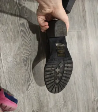 Botines negros con cremallera.