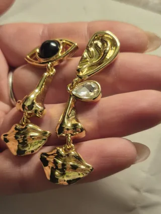 Orecchini oro occhio naso labbra