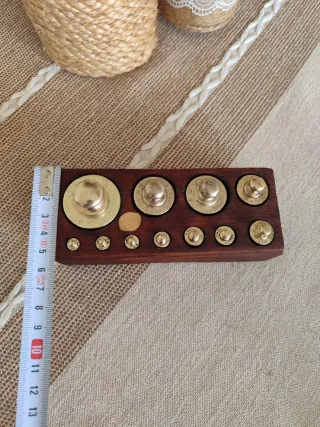 Juego de pesas antiguas para balanza