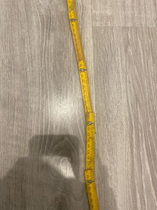 Metro plegable antiguo de madera