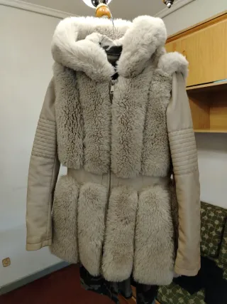 Abrigo de invierno de pelo color crema