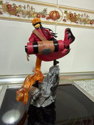 Figura Naruto con efectos de fuego
