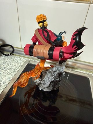 Figura Naruto con efectos de fuego