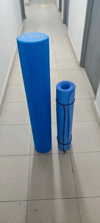 Esterilla y rodillo de yoga azul