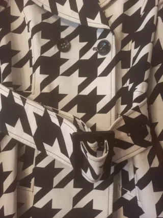 Gabardina Estampada Blanco y Negro