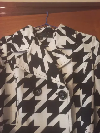 Gabardina Estampada Blanco y Negro
