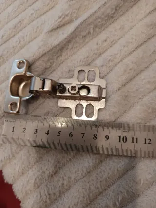 13 Bisagras metálicas para muebles