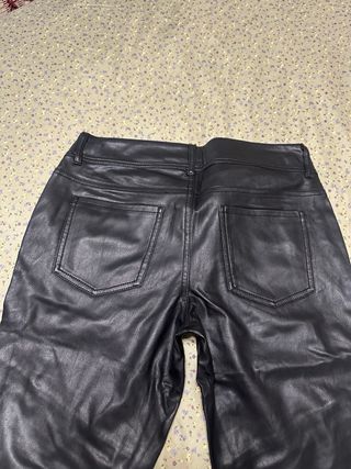 Pantalones efecto piel skinny