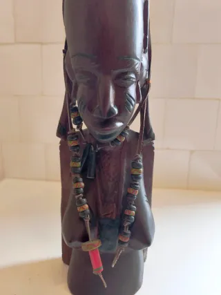 Figura africana tallada en madera (58 × 16 cm)