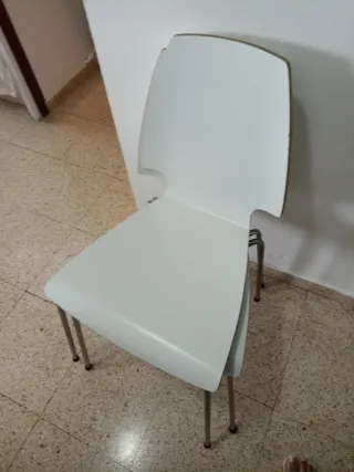 4 Sillas blancas modernas
