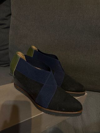 Botines negros y verde oliva