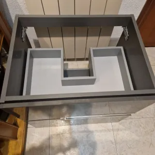 Mueble bajo lavabo gris y plateado